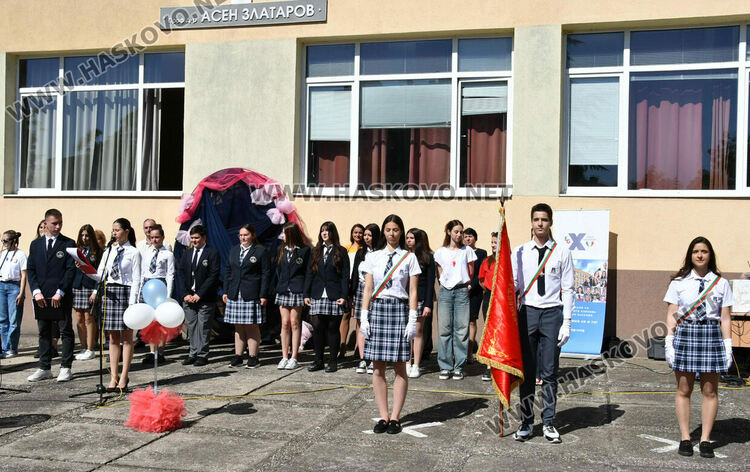 Тома Николов с наградата „Златаровска премия“ в Езиковата гимназия