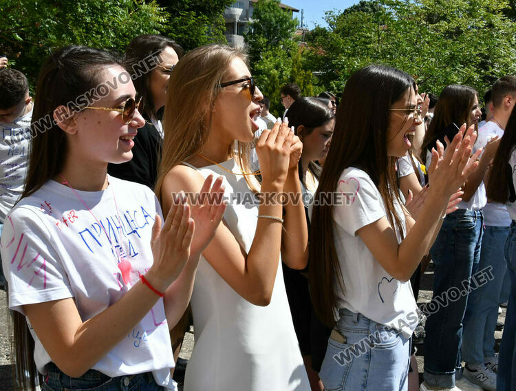 Тома Николов с наградата „Златаровска премия“ в Езиковата гимназия