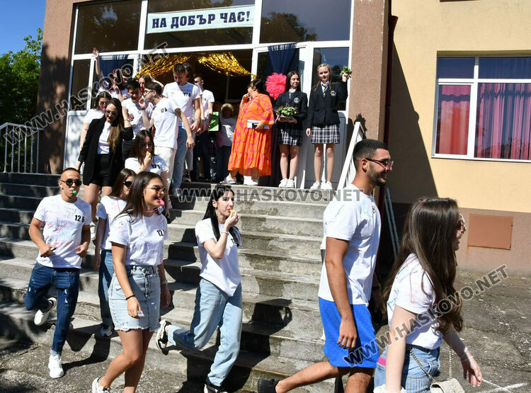 Тома Николов с наградата „Златаровска премия“ в Езиковата гимназия