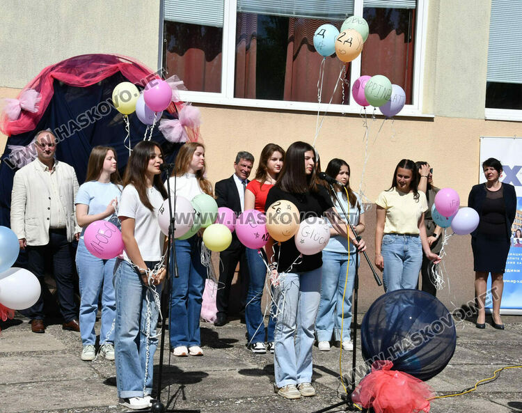 Тома Николов с наградата „Златаровска премия“ в Езиковата гимназия