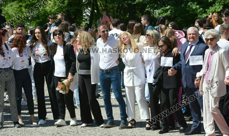 Стела Бинева е Ученик на випуск 2025 в ПМГ-Хасково, Коля Петрова е Учител на годината