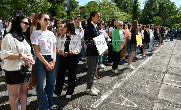 Тома Николов с наградата „Златаровска премия“ в Езиковата гимназия