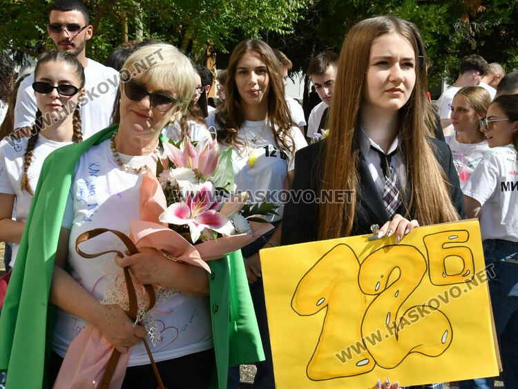 Тома Николов с наградата „Златаровска премия“ в Езиковата гимназия