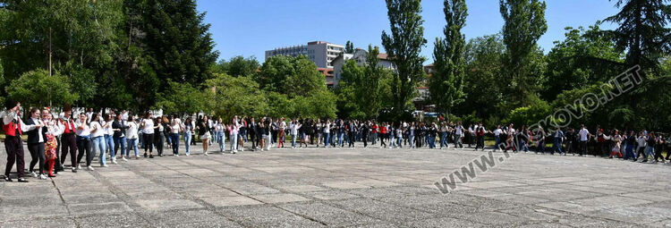 Тома Николов с наградата „Златаровска премия“ в Езиковата гимназия