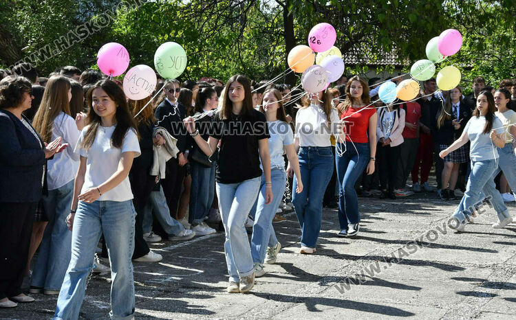 Тома Николов с наградата „Златаровска премия“ в Езиковата гимназия