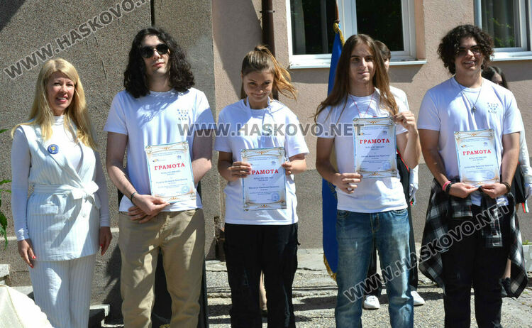 Стела Бинева е Ученик на випуск 2025 в ПМГ-Хасково, Коля Петрова е Учител на годината