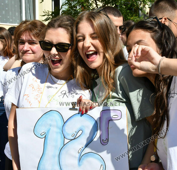 Тома Николов с наградата „Златаровска премия“ в Езиковата гимназия