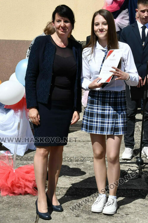 Тома Николов с наградата „Златаровска премия“ в Езиковата гимназия