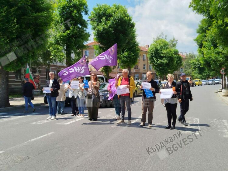 Представители на обществените медии в Кърджали излязоха на протест за по-високи заплати