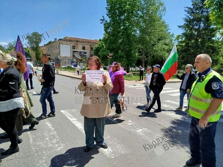 Представители на обществените медии в Кърджали излязоха на протест за по-високи заплати