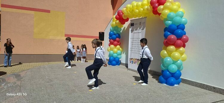 „Празник на изкуствата“ обедини ученици и деца от три образователни институции