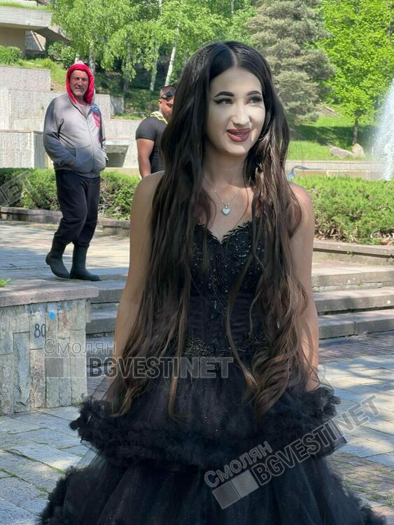 Днес гимназии в Смолян тържествено изпратиха своите зрелостници/ ГАЛЕРИЯ/