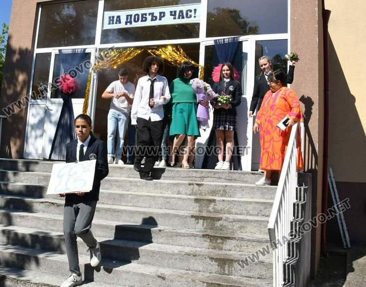 Тома Николов с наградата „Златаровска премия“ в Езиковата гимназия