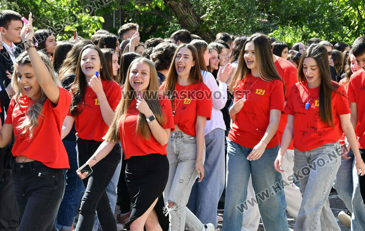 Тома Николов с наградата „Златаровска премия“ в Езиковата гимназия