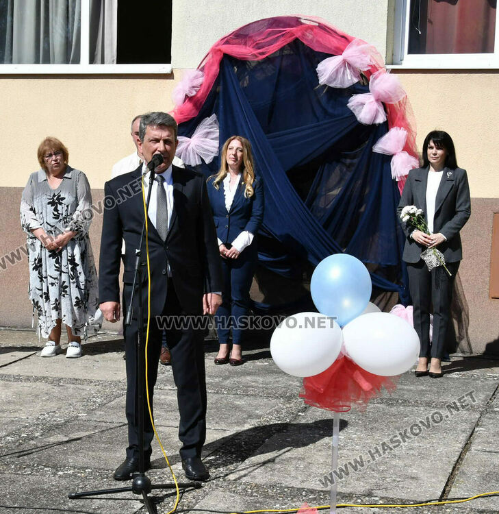 Тома Николов с наградата „Златаровска премия“ в Езиковата гимназия