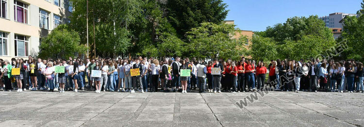 Тома Николов с наградата „Златаровска премия“ в Езиковата гимназия