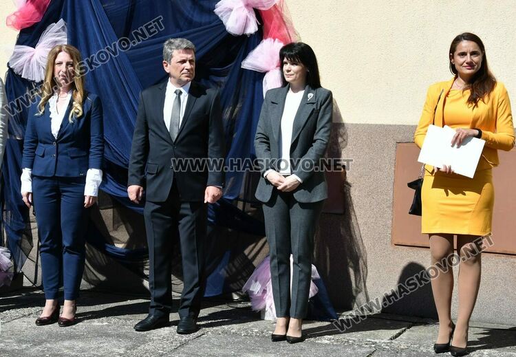 Тома Николов с наградата „Златаровска премия“ в Езиковата гимназия