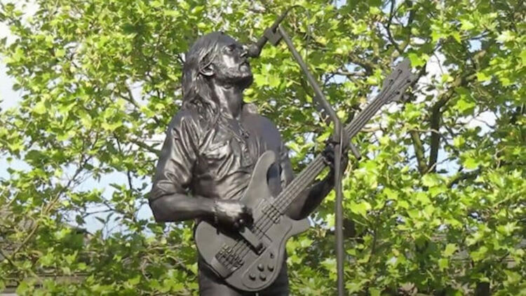 Откриха статуя на Леми Килмистър в родния му град
