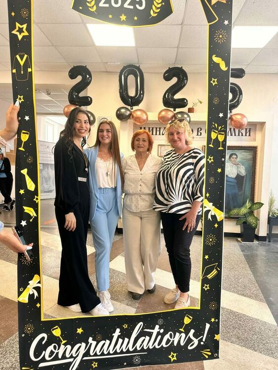 51 зрелостници днес се простиха със сълзи в ПГЛП „Райна Княгиня“  