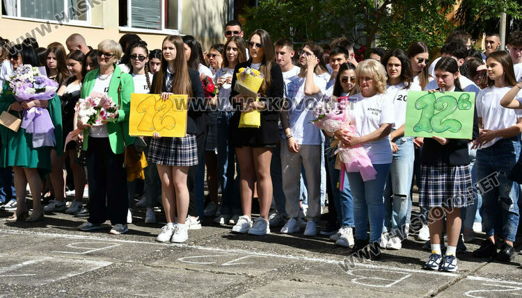 Тома Николов с наградата „Златаровска премия“ в Езиковата гимназия