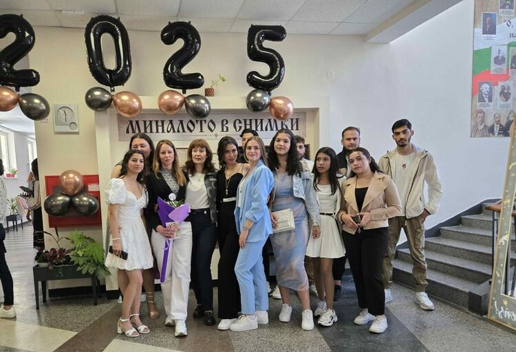 51 зрелостници днес се простиха със сълзи в ПГЛП „Райна Княгиня“