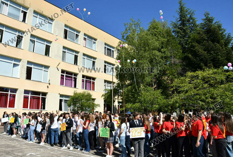 Тома Николов с наградата „Златаровска премия“ в Езиковата гимназия