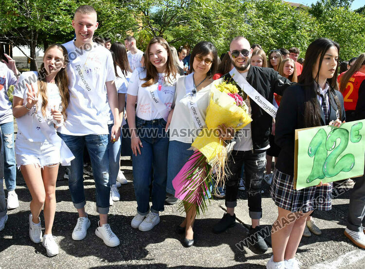 Тома Николов с наградата „Златаровска премия“ в Езиковата гимназия