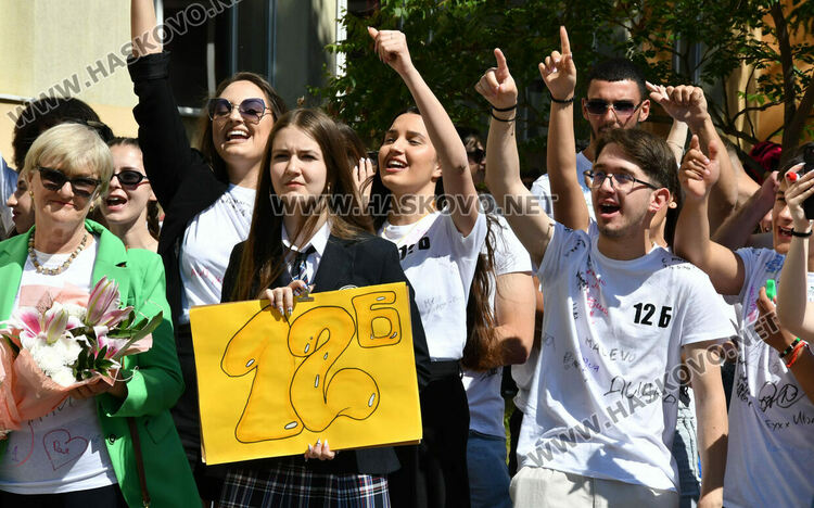 Тома Николов с наградата „Златаровска премия“ в Езиковата гимназия