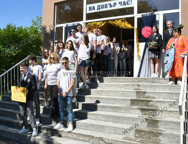 Тома Николов с наградата „Златаровска премия“ в Езиковата гимназия