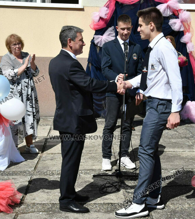 Тома Николов с наградата „Златаровска премия“ в Езиковата гимназия