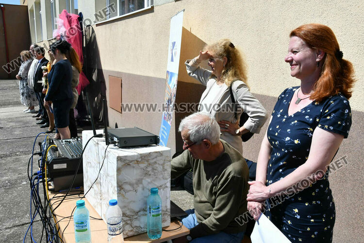 Тома Николов с наградата „Златаровска премия“ в Езиковата гимназия