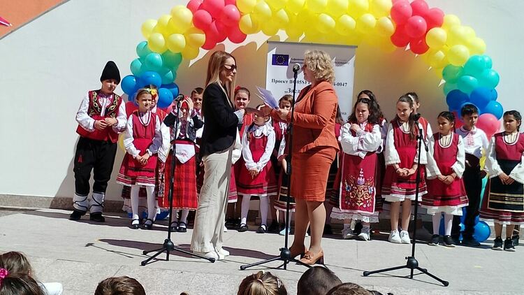 „Празник на изкуствата“ обедини ученици и деца от три образователни институции