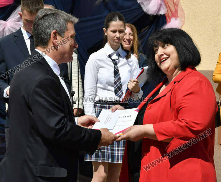 Тома Николов с наградата „Златаровска премия“ в Езиковата гимназия