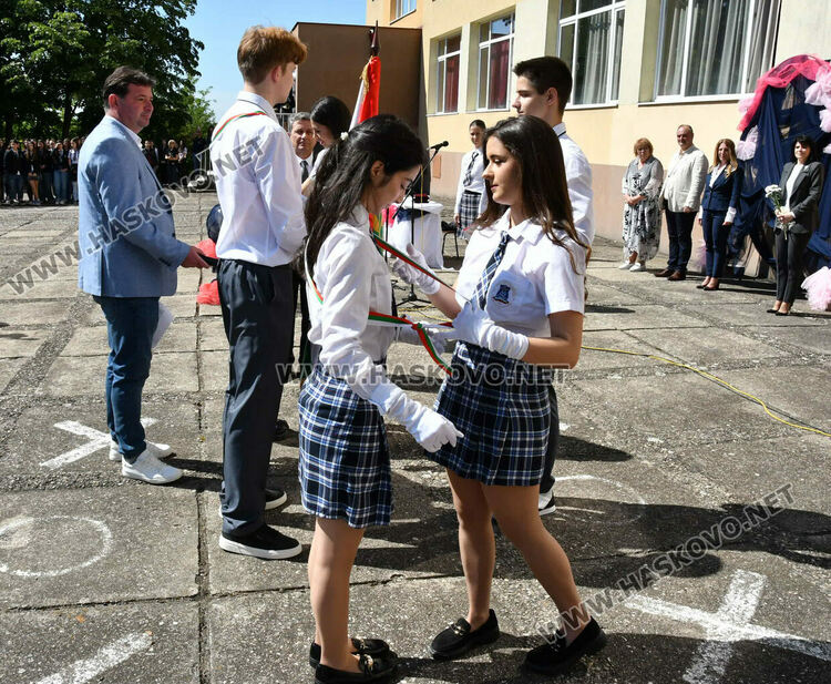 Тома Николов с наградата „Златаровска премия“ в Езиковата гимназия