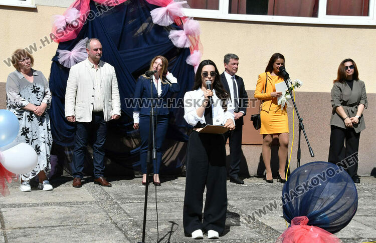 Тома Николов с наградата „Златаровска премия“ в Езиковата гимназия