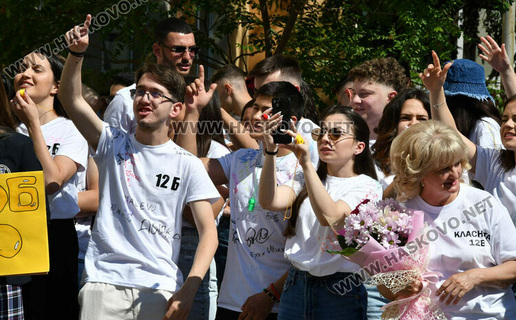 Тома Николов с наградата „Златаровска премия“ в Езиковата гимназия
