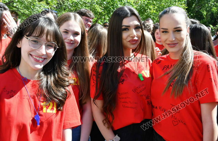 Тома Николов с наградата „Златаровска премия“ в Езиковата гимназия