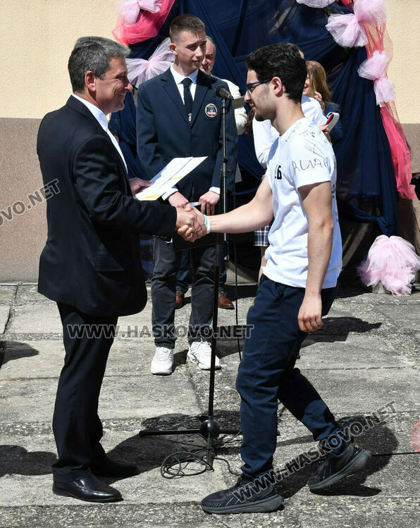 Тома Николов с наградата „Златаровска премия“ в Езиковата гимназия