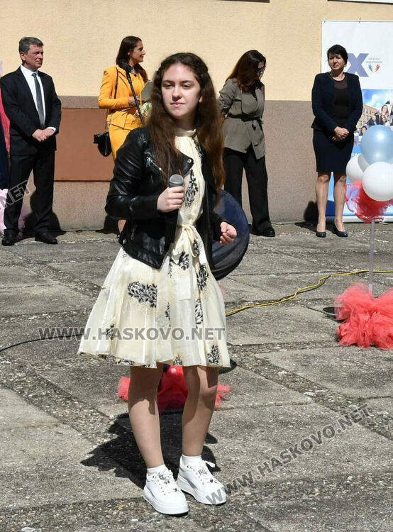 Тома Николов с наградата „Златаровска премия“ в Езиковата гимназия