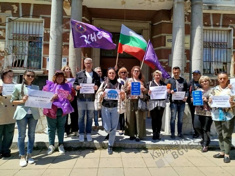 Представители на обществените медии в Кърджали излязоха на протест за по-високи заплати
