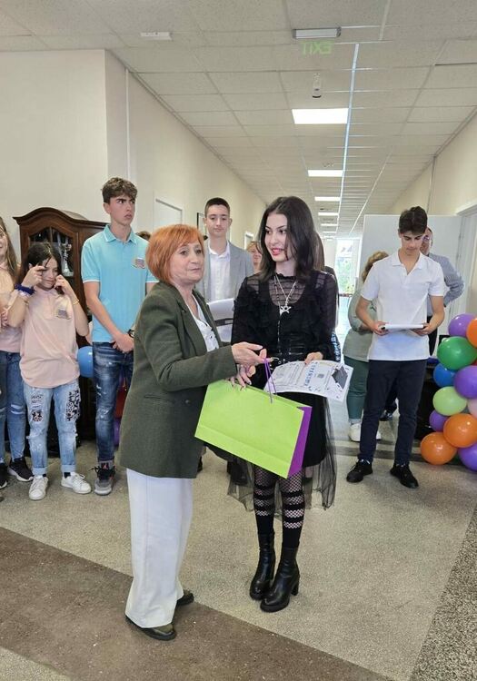 51 зрелостници днес се простиха със сълзи в ПГЛП „Райна Княгиня“  