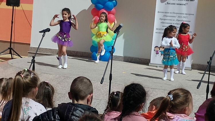 „Празник на изкуствата“ обедини ученици и деца от три образователни институции