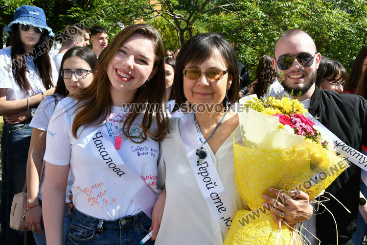 Тома Николов с наградата „Златаровска премия“ в Езиковата гимназия