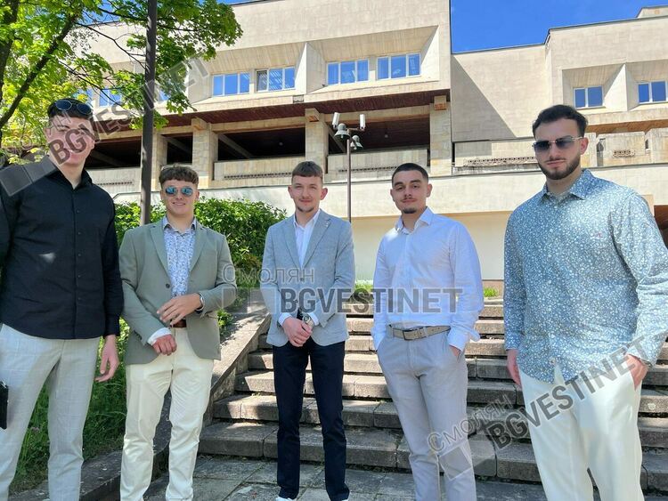 Днес гимназии в Смолян тържествено изпратиха своите зрелостници/ ГАЛЕРИЯ/