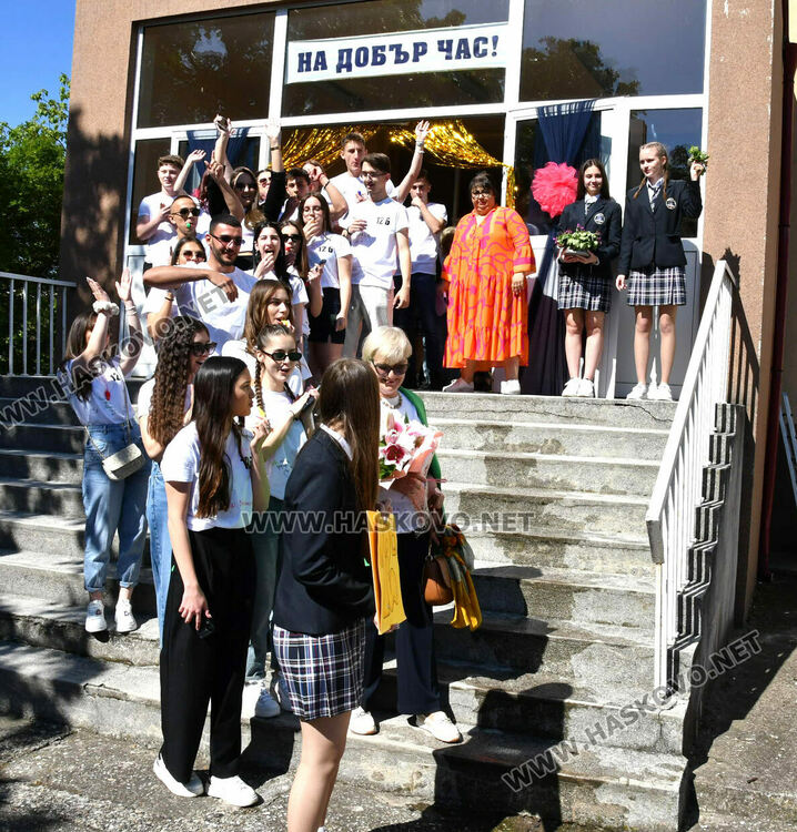 Тома Николов с наградата „Златаровска премия“ в Езиковата гимназия