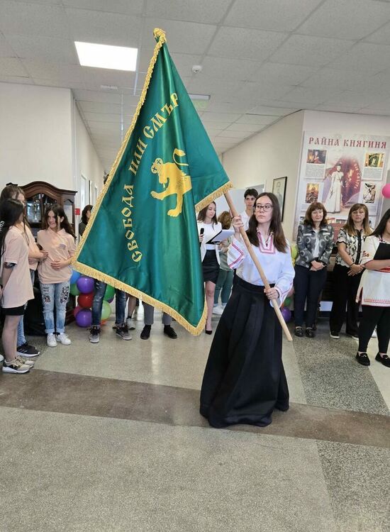 51 зрелостници днес се простиха със сълзи в ПГЛП „Райна Княгиня“