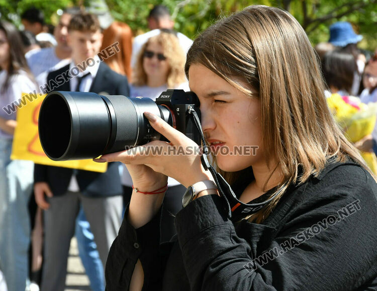 Тома Николов с наградата „Златаровска премия“ в Езиковата гимназия