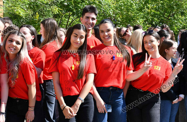 Тома Николов с наградата „Златаровска премия“ в Езиковата гимназия