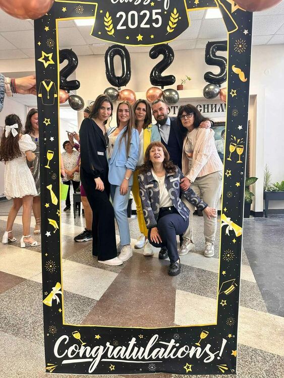 51 зрелостници днес се простиха със сълзи в ПГЛП „Райна Княгиня“  