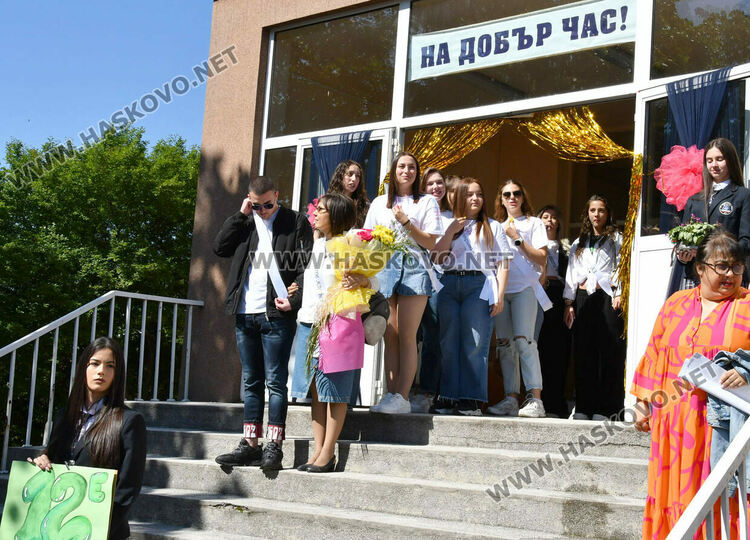 Тома Николов с наградата „Златаровска премия“ в Езиковата гимназия